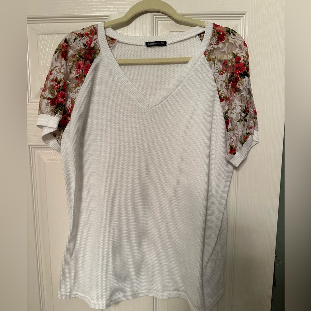 MIHOLL white ribbed short sleeve shirt with flowered lace sleeves